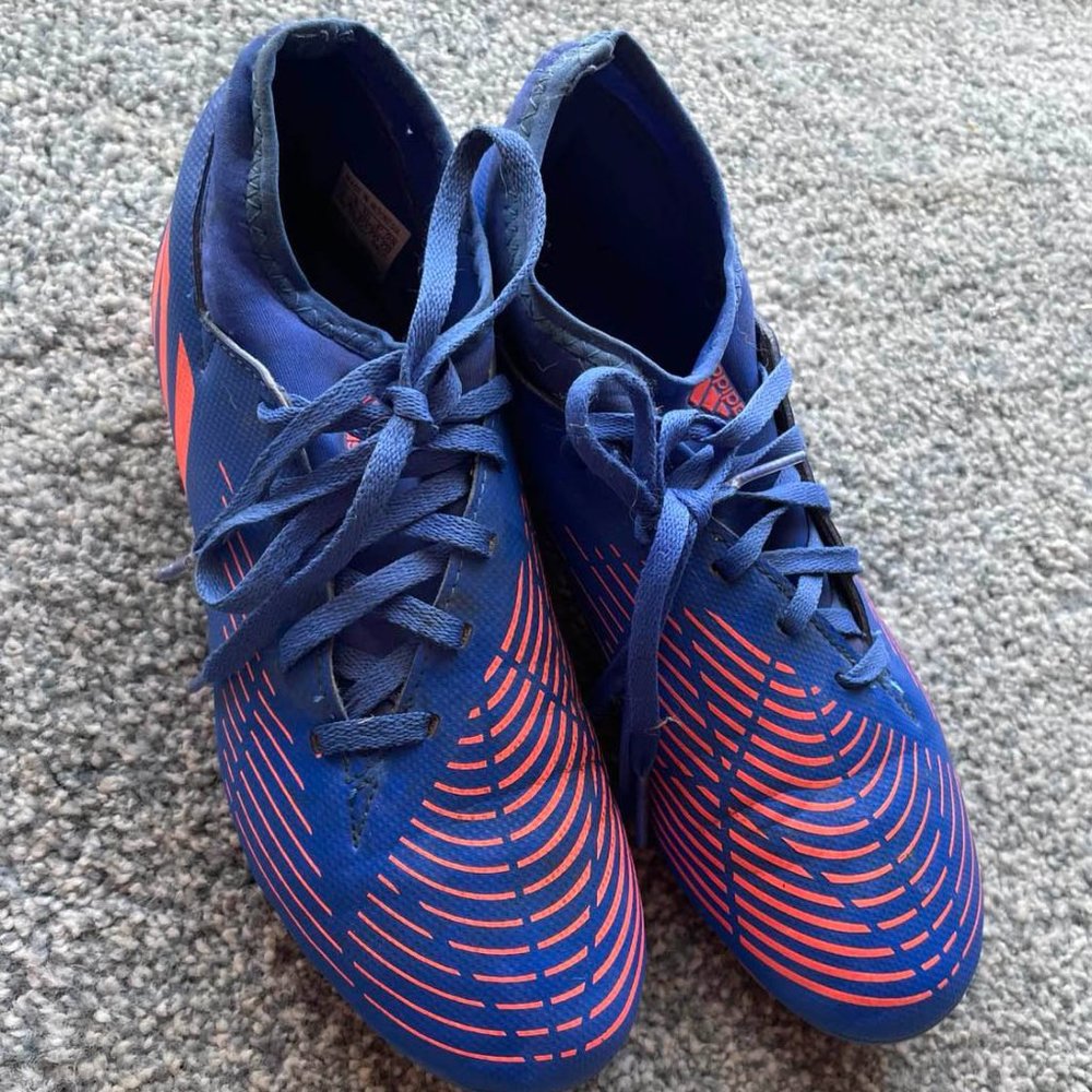 Youth Soccer Cleats, size 5, adidas Predator